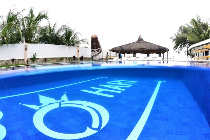 Imagen de la piscina del Hotel Club Hari Dive Resort. Foto 38