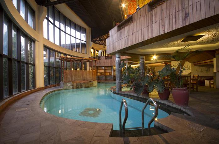 Imagen de la piscina del Hotel Club Himalaya, By Ace Hotels. Foto 13