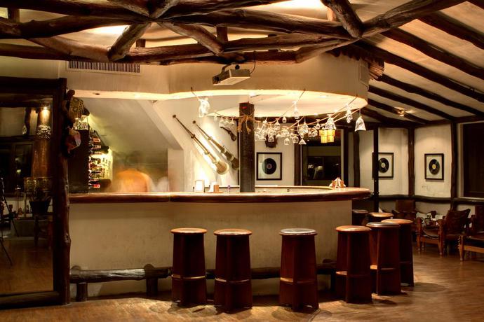 Imagen del bar/restaurante del Hotel Club Himalaya, By Ace Hotels. Foto 2