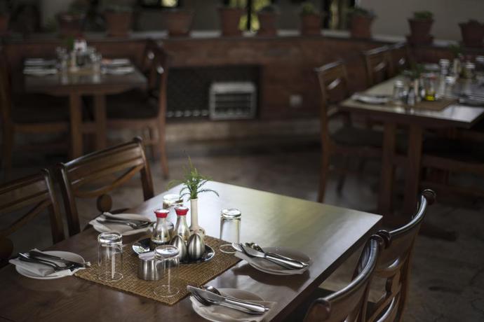 Imagen del bar/restaurante del Hotel Club Himalaya, By Ace Hotels. Foto 3