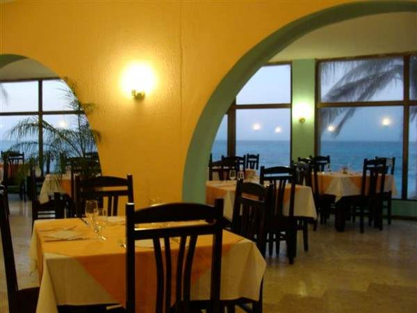 Imagen del bar/restaurante del Hotel Club Karey. Foto 3