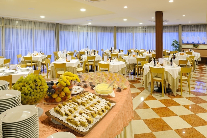 Imagen del bar/restaurante del Hotel Club La Vela. Foto 3