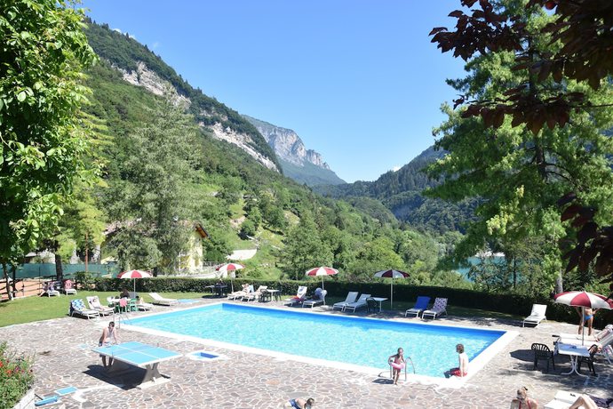 Imagen de la piscina del Hotel Club Lago di Tenno. Foto 15