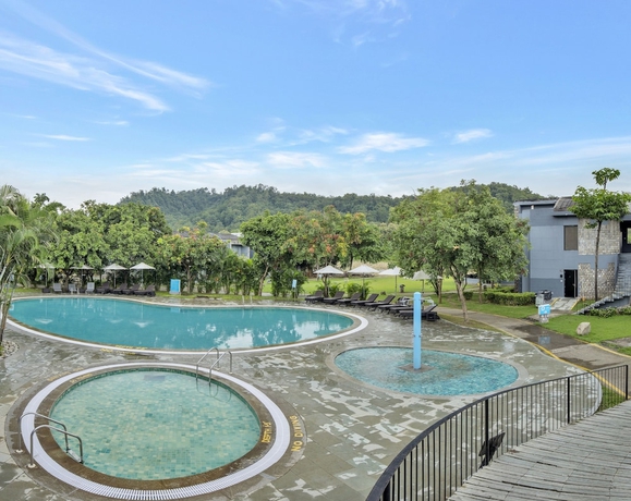 Imagen de la piscina del Hotel Club Mahindra Corbett. Foto 18