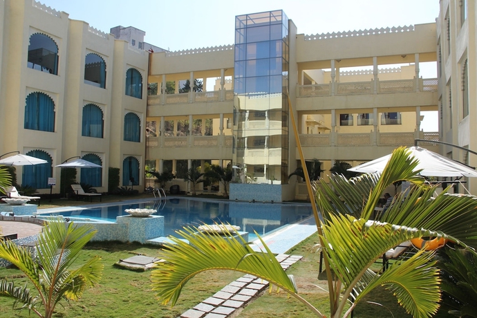 Imagen de la piscina del Hotel Club Mahindra Udaipur. Foto 16