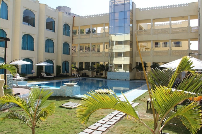 Imagen de la piscina del Hotel Club Mahindra Udaipur. Foto 17