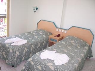 Imagen de la habitación del Hotel Club Maric. Foto 2