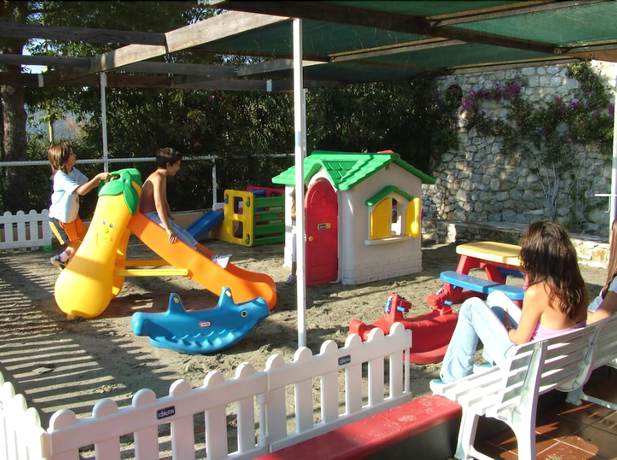 Imagen de los exteriores del Hotel Club Marina 2. Foto 10