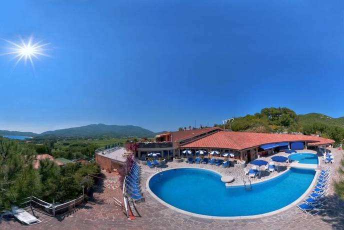 Imagen de la piscina del Hotel Club Marina 2. Foto 17
