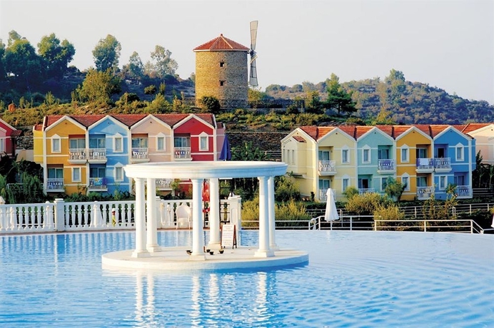 Imagen de la piscina del Hotel Club Marvy. Foto 5