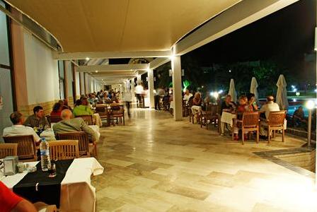 Imagen del bar/restaurante del Hotel Club Maxima. Foto 7