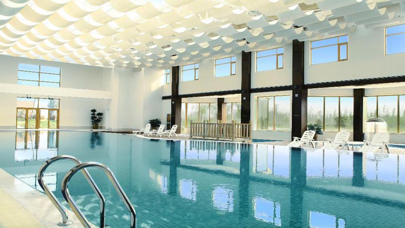 Imagen de la piscina del Hotel Club Med Joyview Beijing Yanqing Resort. Foto 15