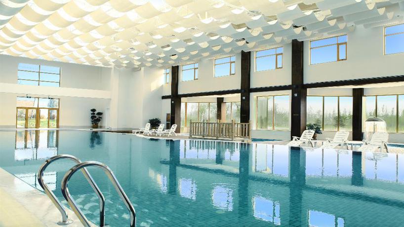 Imagen de la piscina del Hotel Club Med Joyview Beijing Yanqing Resort. Foto 16