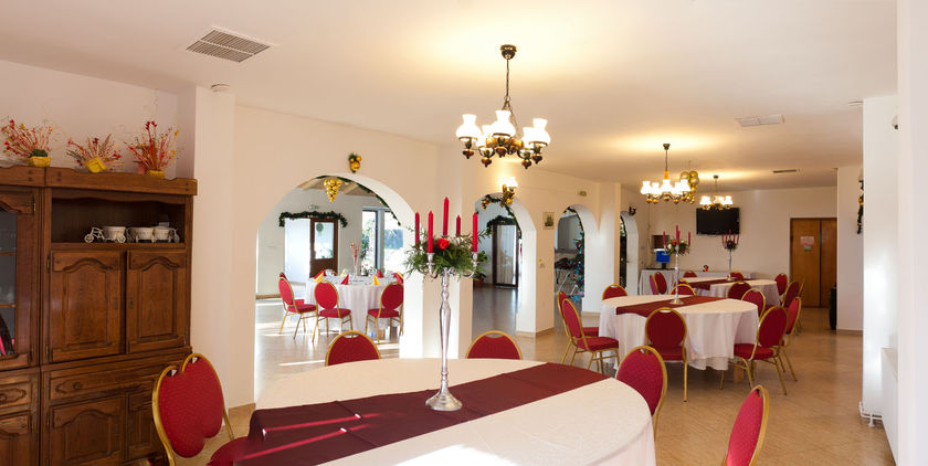 Imagen del bar/restaurante del Hotel Club Montana. Foto 2