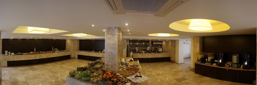 Imagen del bar/restaurante del Hotel Club Munamar Beach Resort &ndash; All Inclusive. Foto 4
