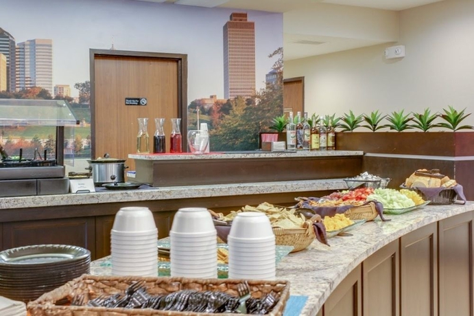 Imagen del bar/restaurante del Hotel Club - Nashville Inn and Suites. Foto 4
