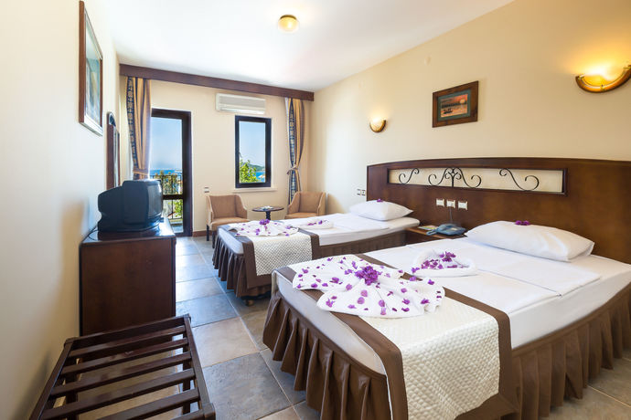 Imagen de la piscina del Hotel Club Phellos. Foto 15