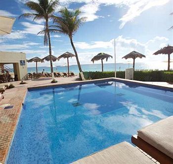 Imagen de la piscina del Hotel Club Regina Cancun. Foto 15