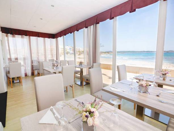 Imagen del bar/restaurante del Hotel Club S'illot. Foto 3