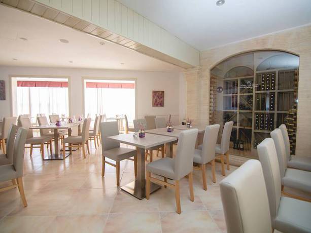 Imagen del bar/restaurante del Hotel Club S'illot. Foto 4