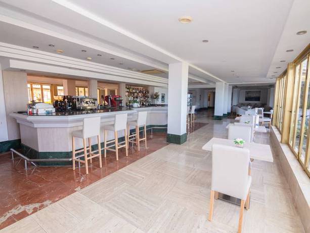 Imagen del bar/restaurante del Hotel Club S'illot. Foto 6