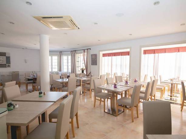 Imagen del bar/restaurante del Hotel Club S'illot. Foto 7