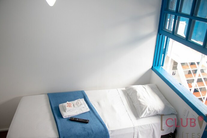 Imagen de la habitación del Hotel Club Suites. Foto 22