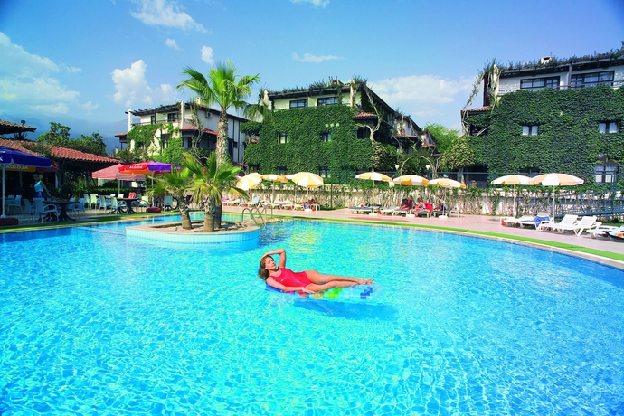 Imagen de la piscina del Hotel Club Titan. Foto 16