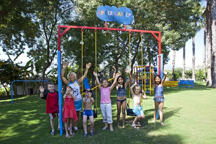 Imagen de los exteriores del Hotel Club Titan. Foto 10