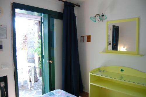 Imagen de la habitación del Hotel Club Torre Capovento. Foto 6