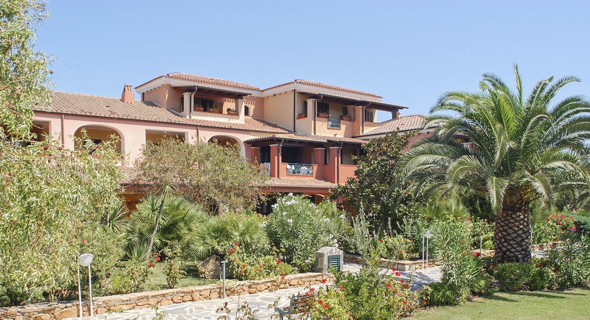 Imagen de los exteriores del Hotel Club Torre Moresca. Foto 14