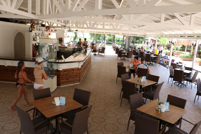 Imagen del bar/restaurante del Hotel Club Turtas Beach - All Inclusive. Foto 3