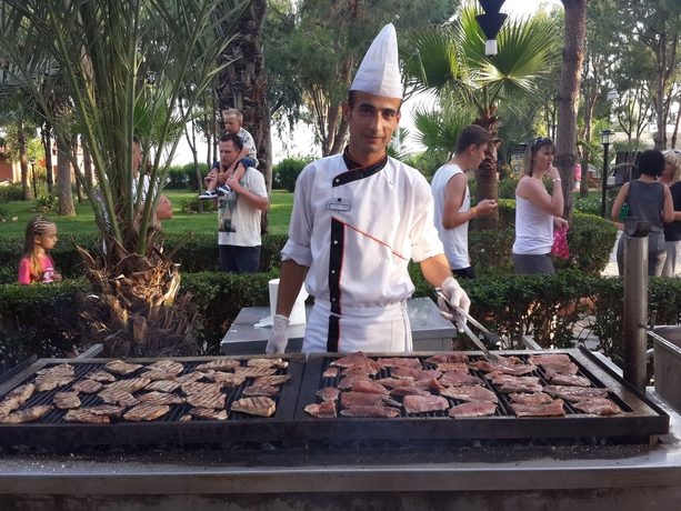 Imagen del bar/restaurante del Hotel Club Turtas Beach - All Inclusive. Foto 5