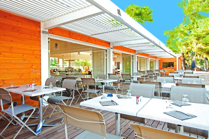 Imagen del bar/restaurante del Hotel Club Vacances Bleues Plein Sud. Foto 2