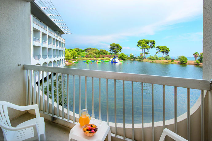 Imagen de los exteriores del Hotel Club Vacances Bleues Plein Sud. Foto 11