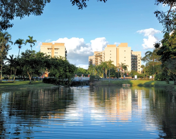 Imagen de los exteriores del Hotel Club Wyndham Palm-Aire. Foto 11