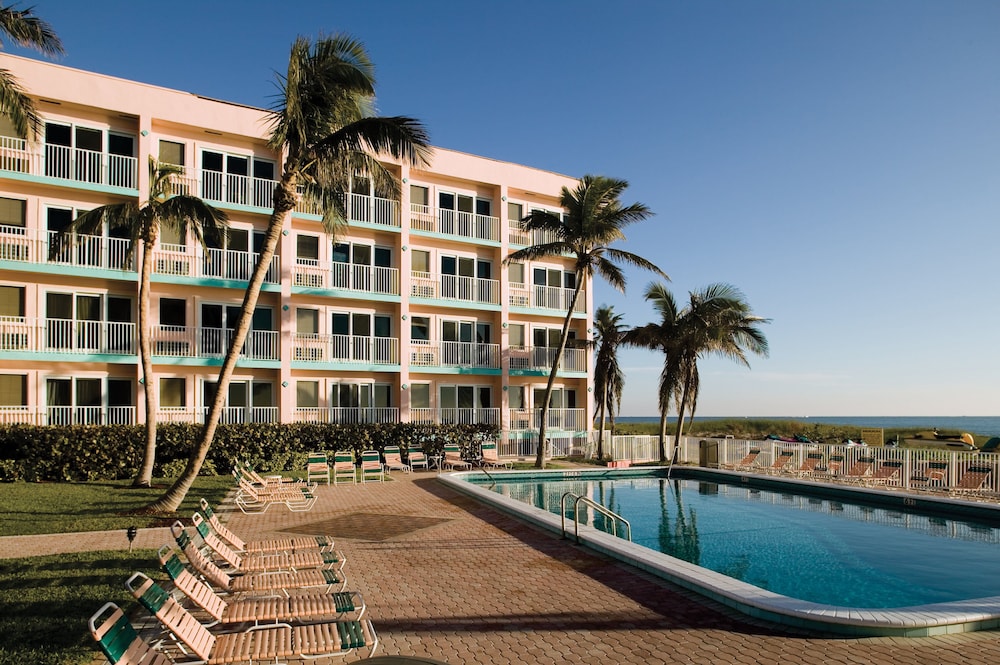Imagen de la piscina del Hotel Club Wyndham Sea Gardens. Foto 19