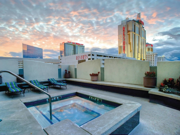 Imagen de la piscina del Hotel Club Wyndham Skyline Tower. Foto 9