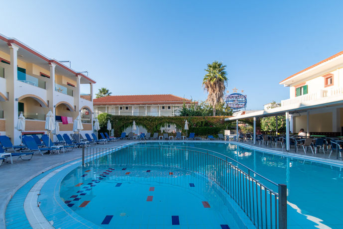 Imagen de la piscina del Hotel Club Zante Plaza. Foto 7