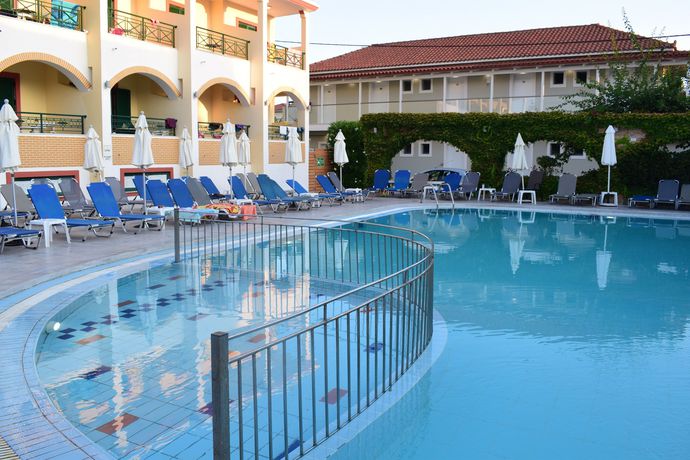Imagen de la piscina del Hotel Club Zante Plaza. Foto 8