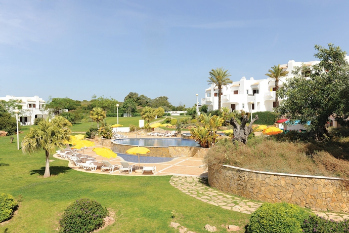 Imagen de la piscina del Hotel Clube Albufeira Garden Village. Foto 15