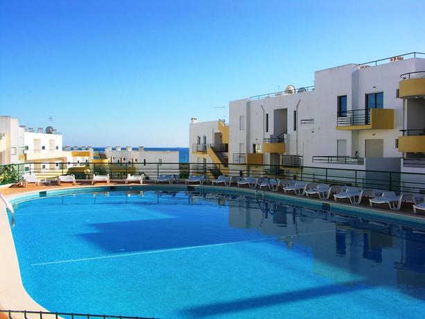 Imagen de la piscina del Hotel Clube Meia Praia. Foto 12