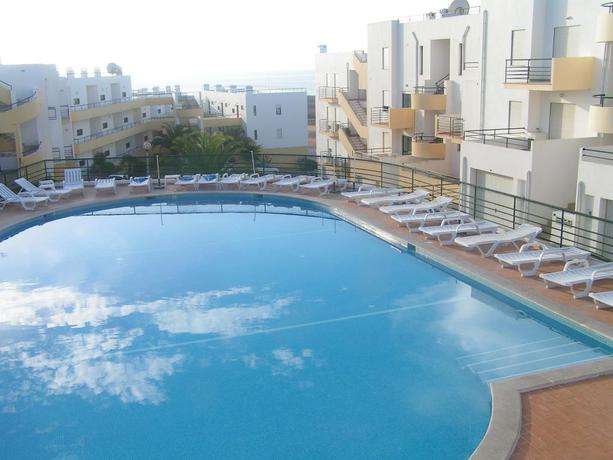 Imagen de la piscina del Hotel Clube Meia Praia. Foto 13