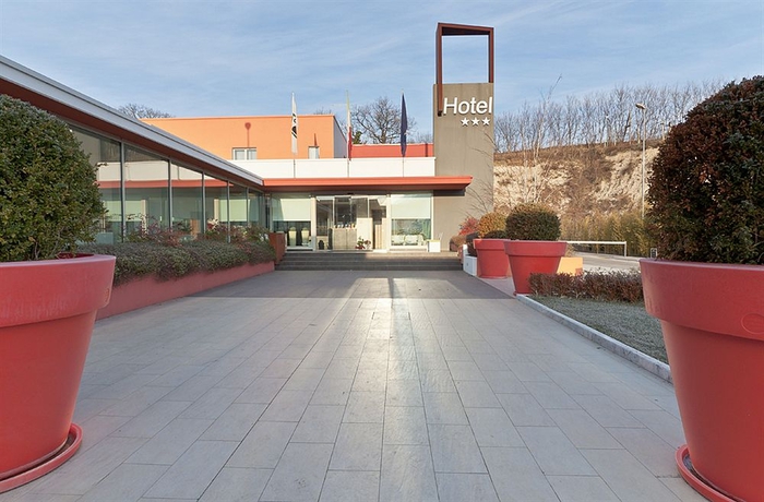 Imagen de los exteriores del Hotel Cluentum. Foto 11