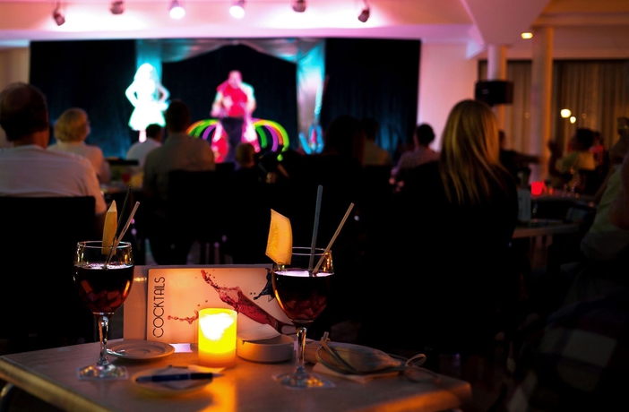 Imagen del bar/restaurante del Hotel Cm Castell De Mar. Foto 2