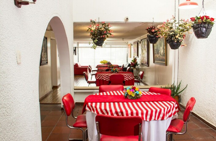 Imagen del bar/restaurante del Hotel Cm House - Moreno. Foto 6