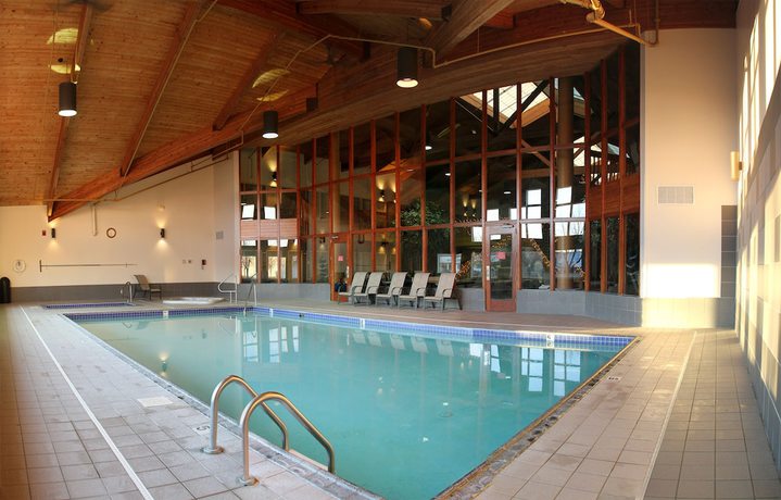 Imagen de la piscina del Hotel C'mon Inn And Suites. Foto 18