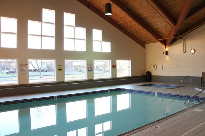 Imagen de la piscina del Hotel C'mon Inn And Suites. Foto 19