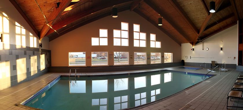 Imagen de la piscina del Hotel C'mon Inn And Suites. Foto 20