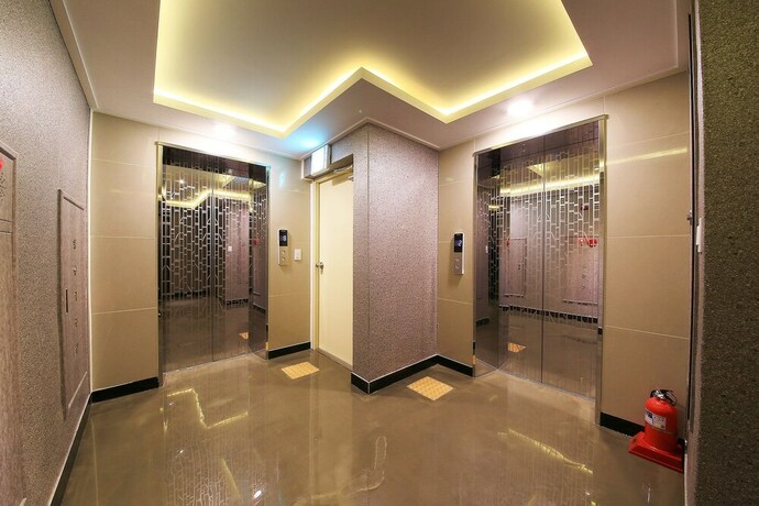 Imagen de los interiores del Hotel Cnc 1St Street Hotel. Foto 38